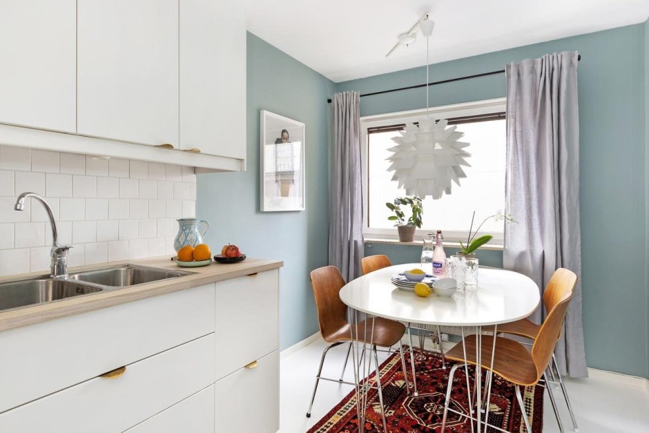 Серо голубые стены на кухне