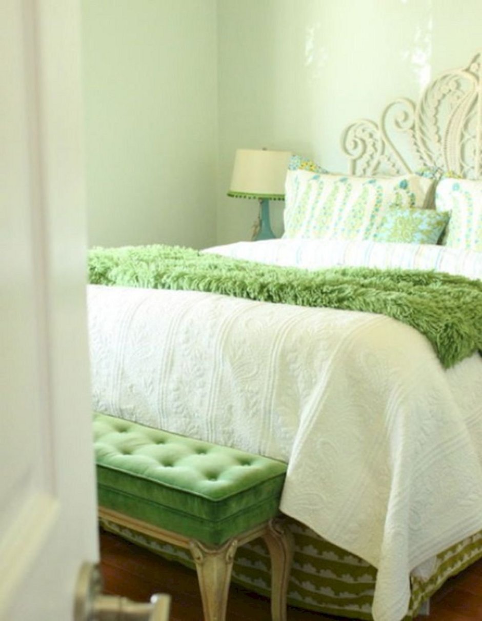 Нежно зеленая спальня
