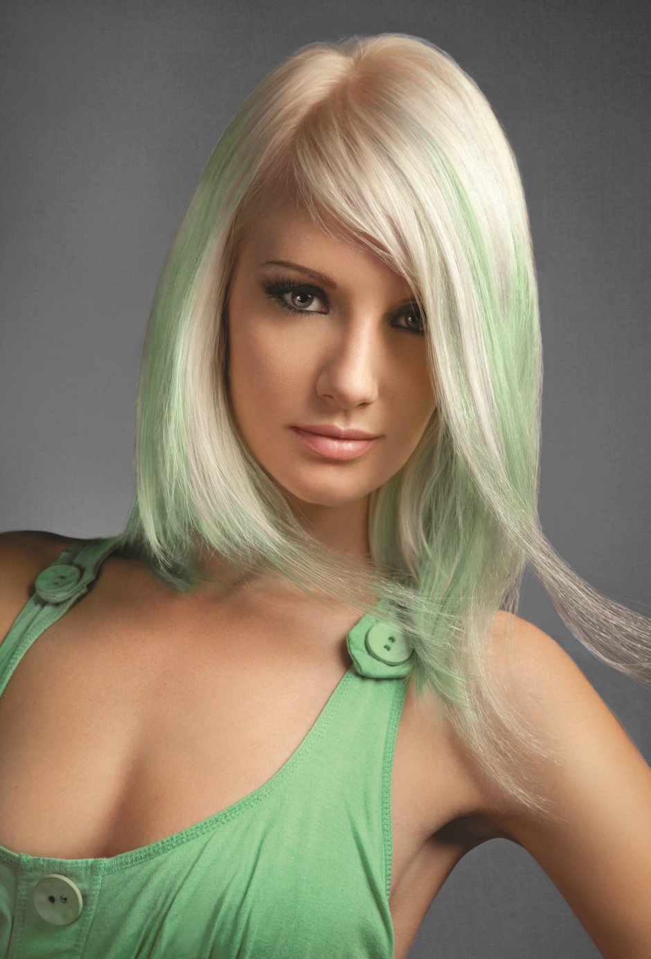 Блонд с зелеными прядями