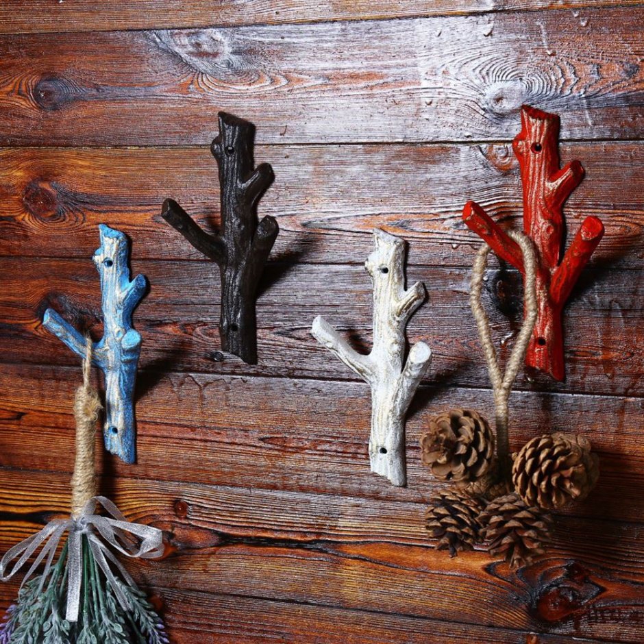 Вешалка из веток дерева