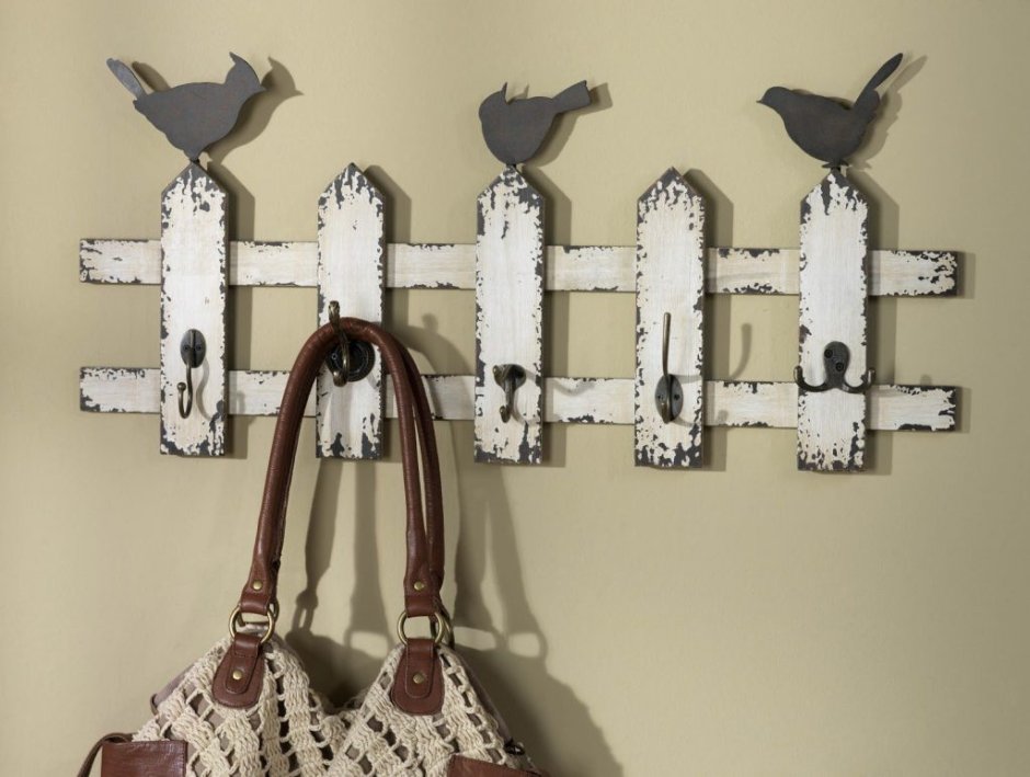 Необычная деревянная вешалка