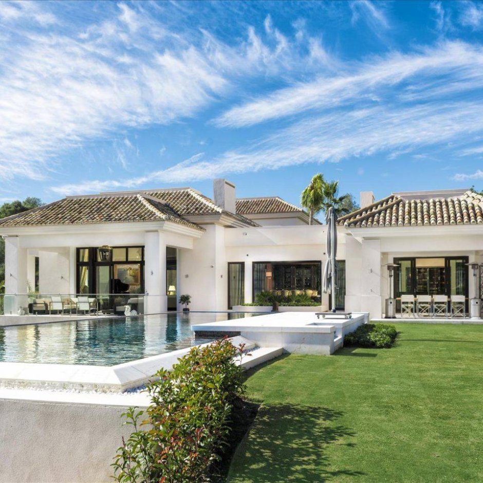 Патио внутренний дворик в саду Испании