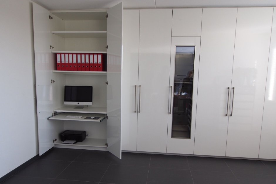 Компьютерный стол в шкафу с распашными дверями