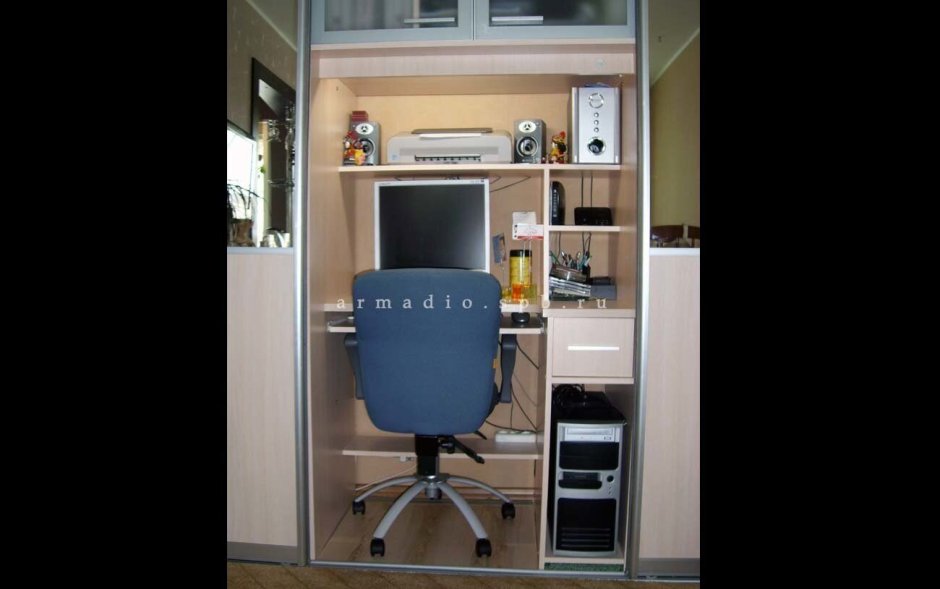 Шкаф с компьютерным столом внутри