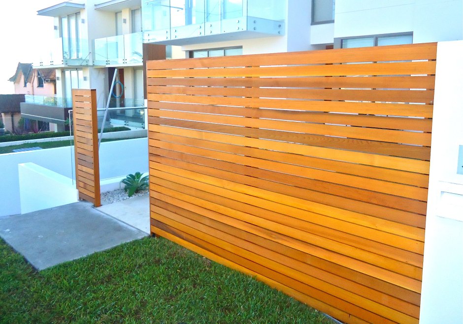 Оранжевый деревянный забор