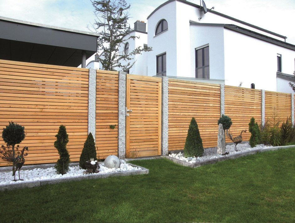Деревянный забор с туями