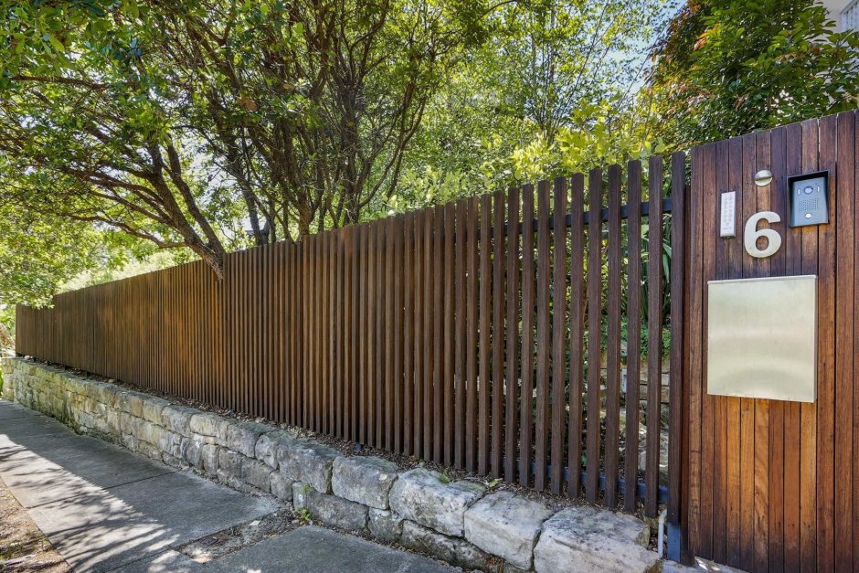 Забор в стиле лофт деревянный