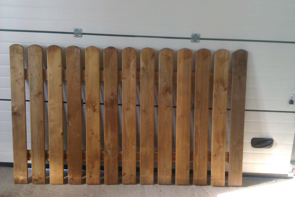 Секционный деревянный забор