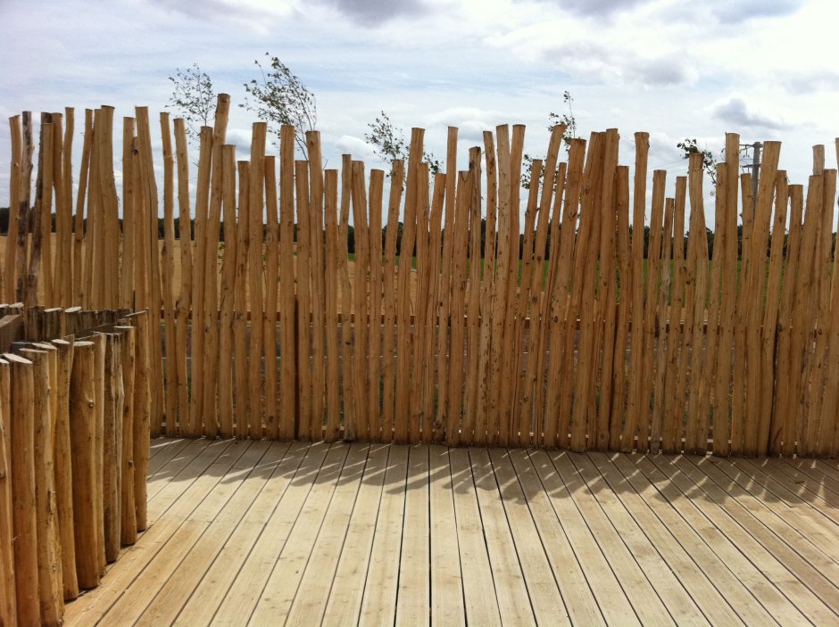 Забор деревянный в природном стиле