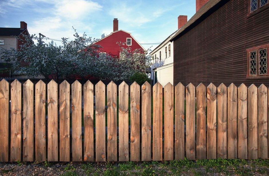 Деревянный забор в высоком качестве