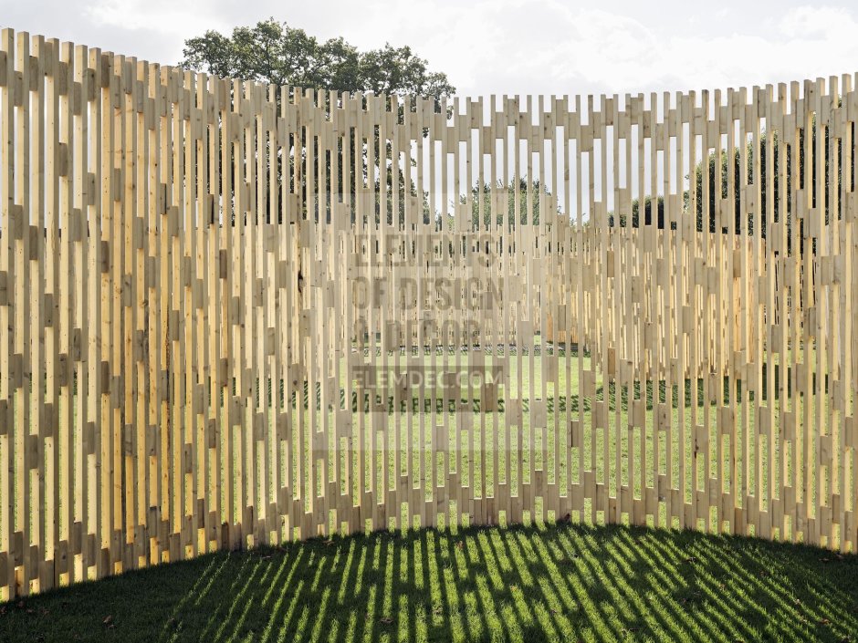 Необычный забор из дерева