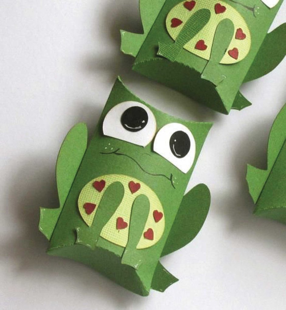 Лягушка из туалетной бумаги