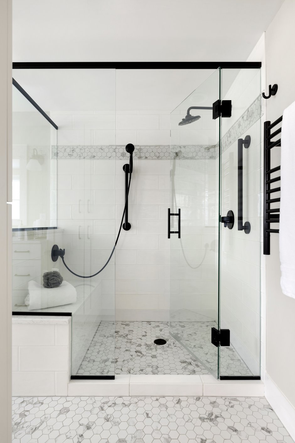 Белый кафель черный тропический душ в ванной