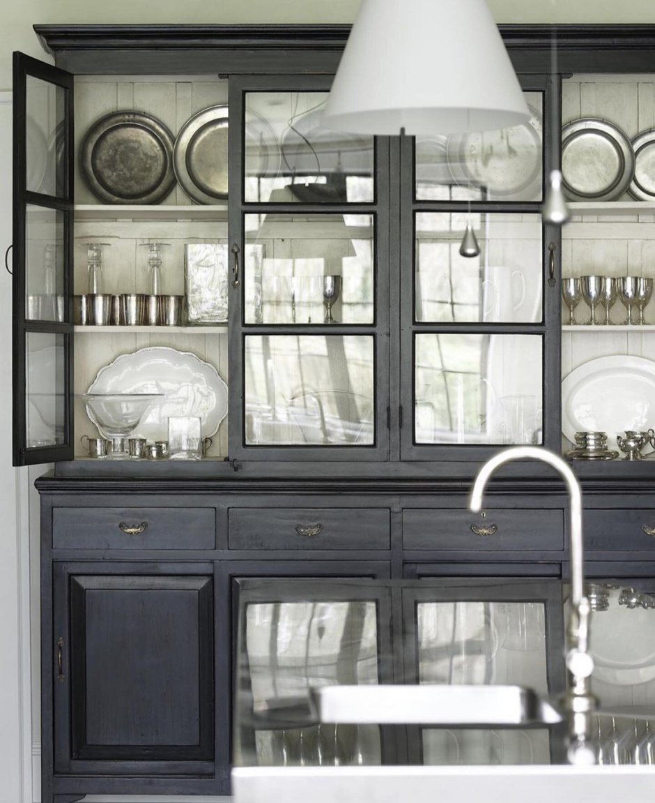 Витрина для посуды на кухню