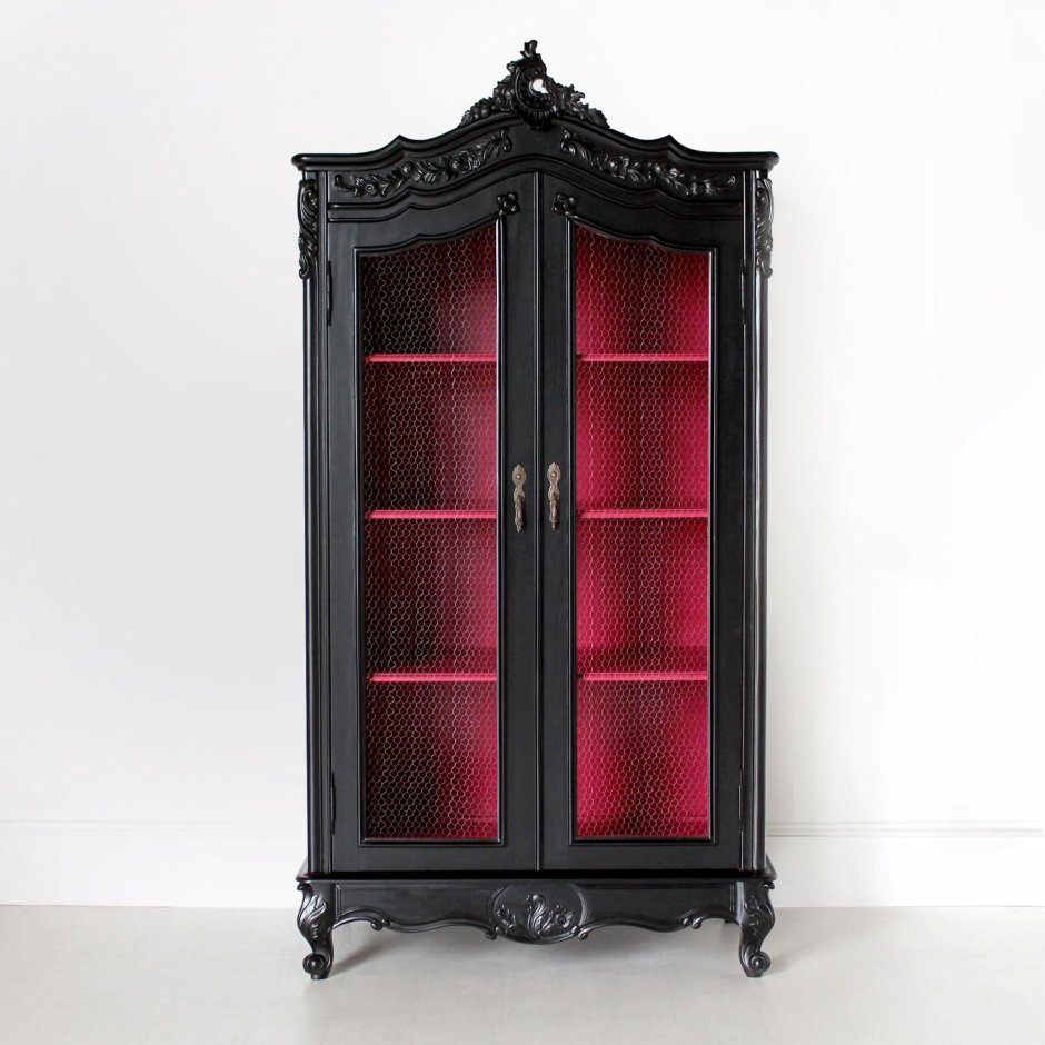 Шкаф в готическом стиле