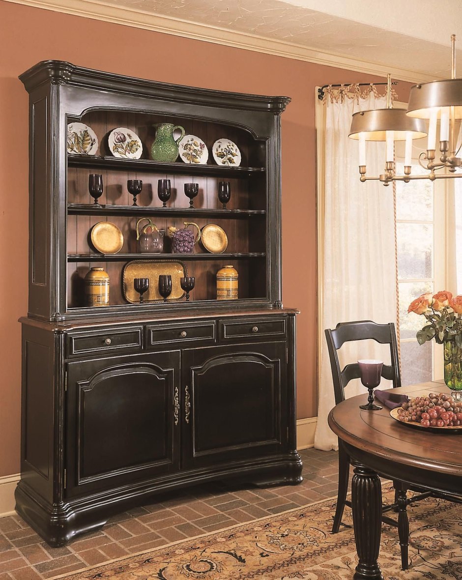 Черный буфет в интерьере загородного дома