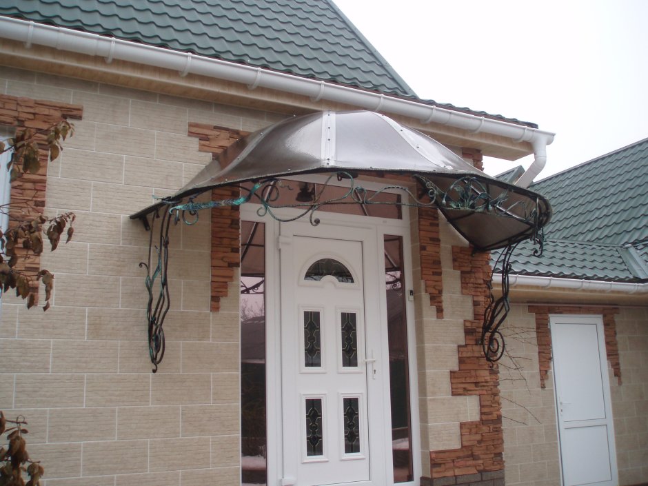 Крыльцо из желтого кирпича в частном доме