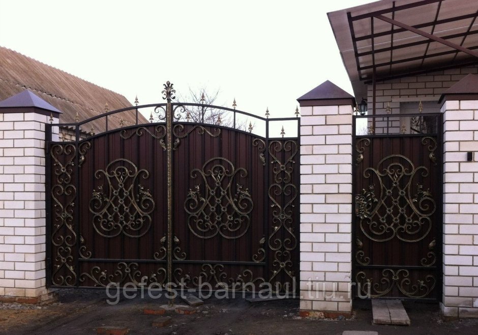 Кованая калитка с профлистом