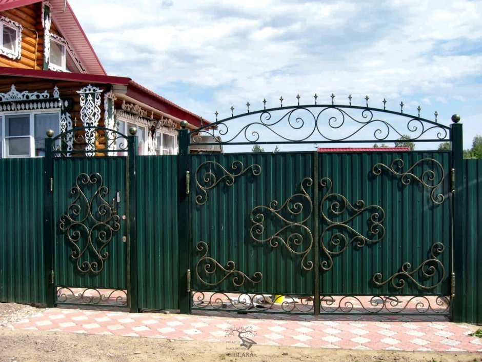 Кованые ворота с профлистом