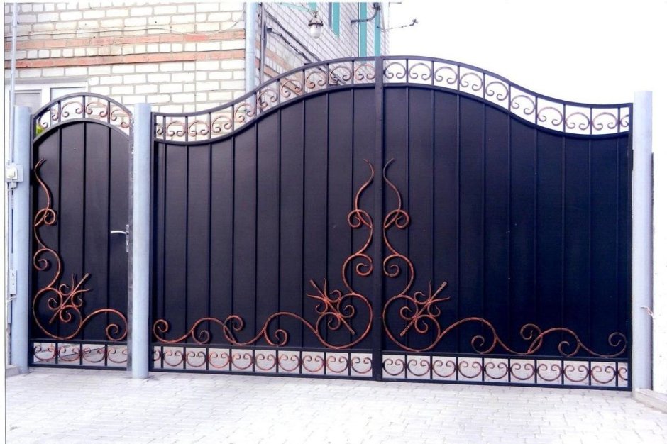 Ворота из профнастила с ковкой