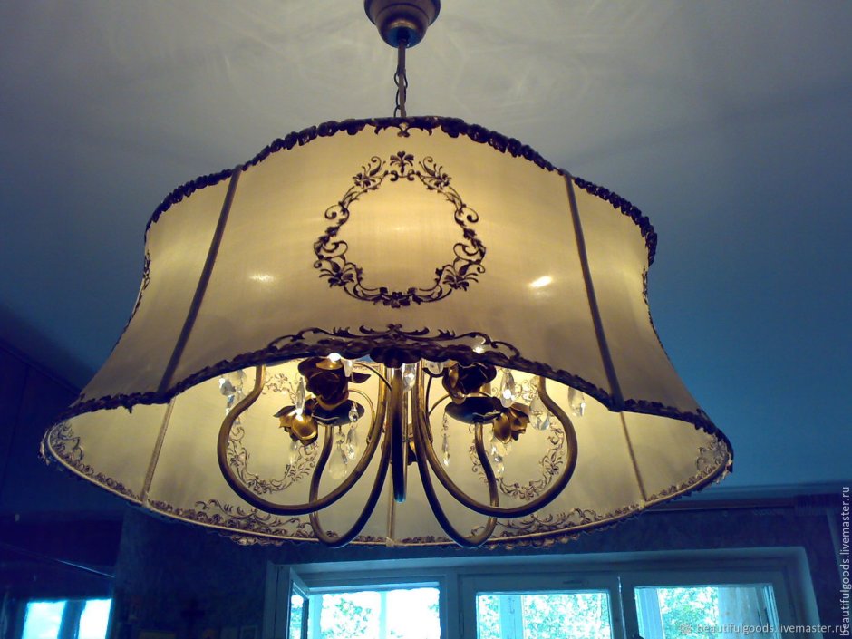 Люстра с абажуром