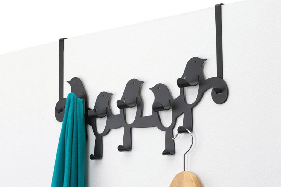 Каретная стяжка в прихожей с вешалкой