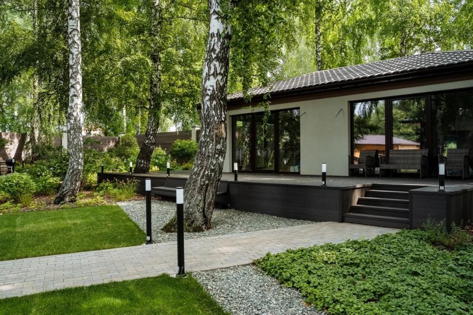 Двухэтажный дом с ландшафтом