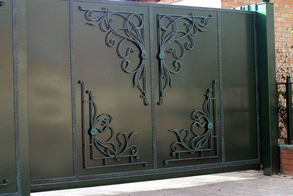 Балясина над воротами и калиткой