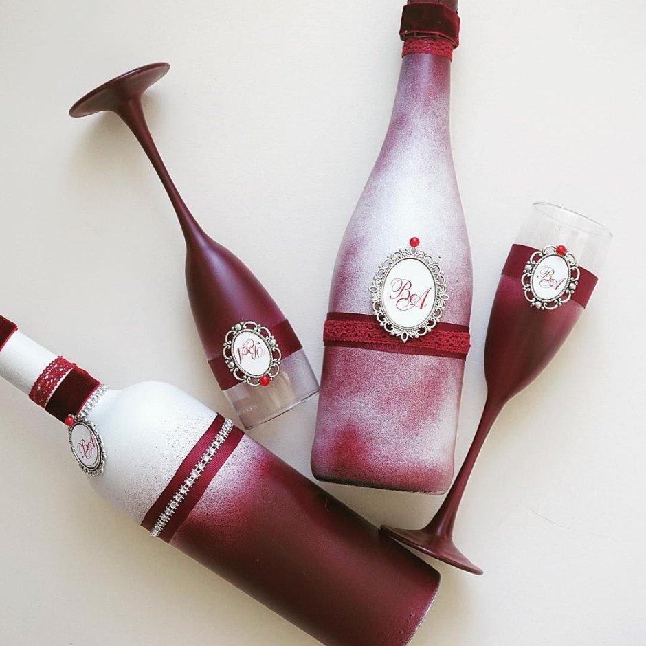 Свадебные бутылки в бордовом цвете