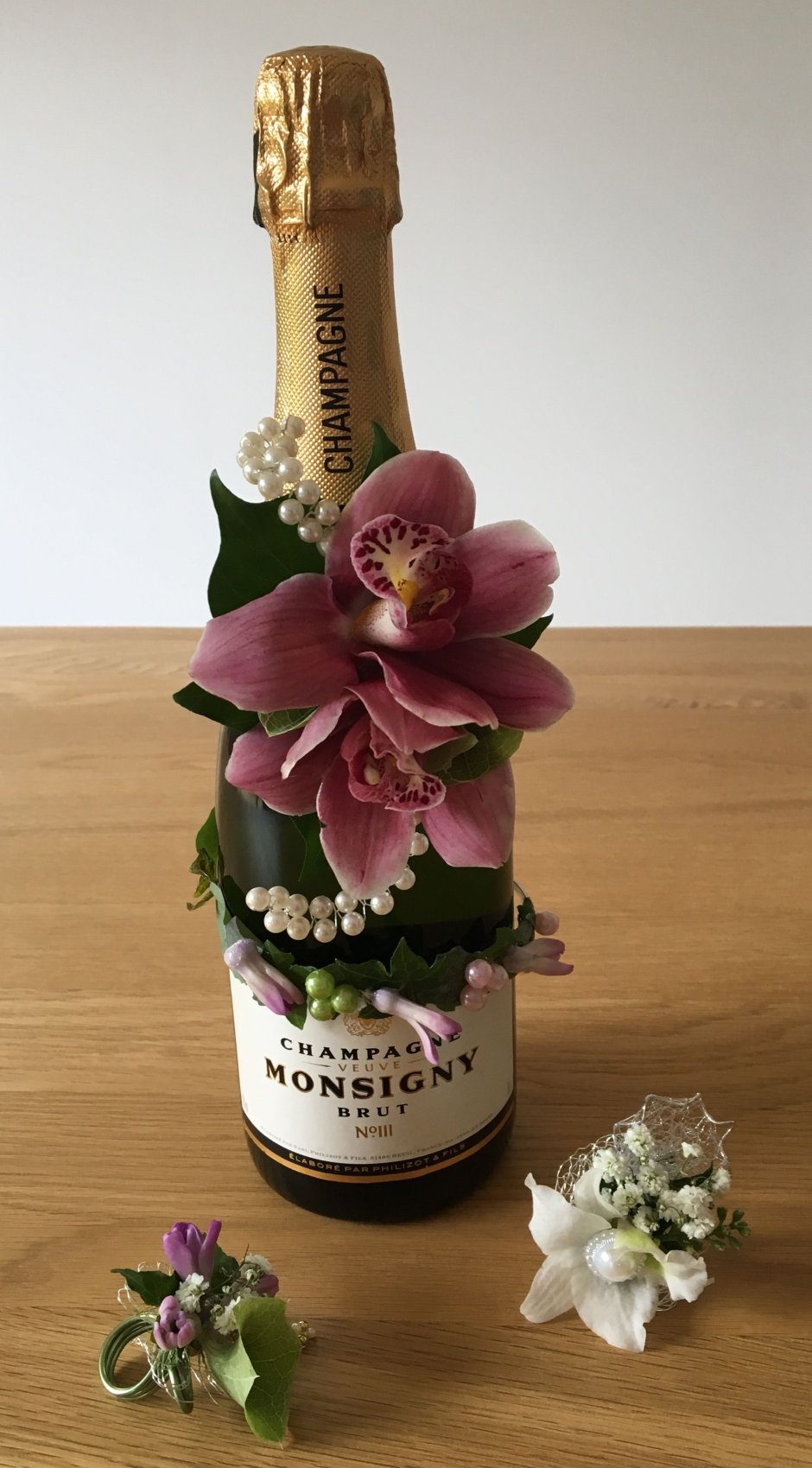 Украсить бутылку цветами