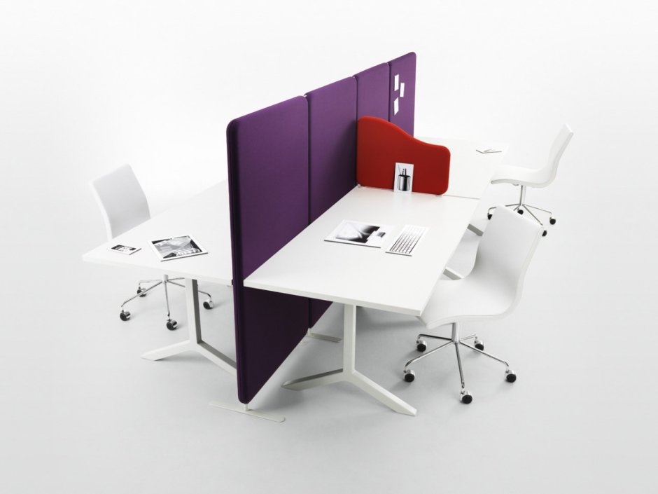 Тканевые офисные перегородки между столами