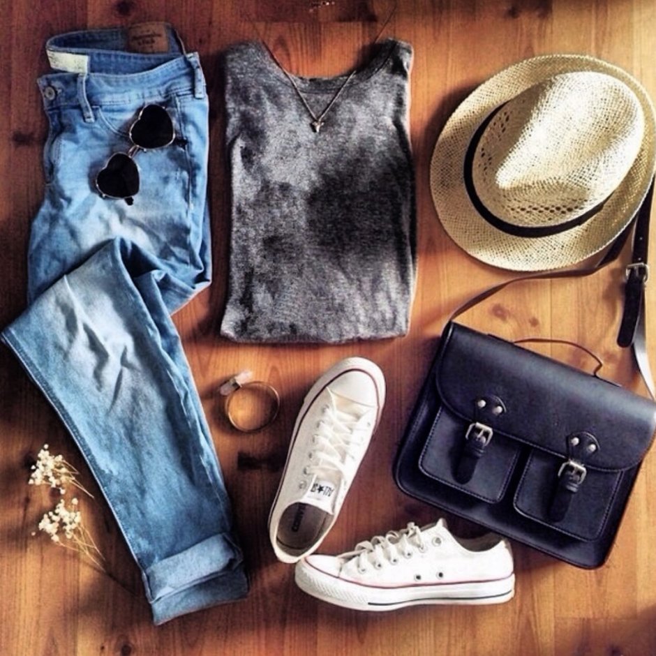 Модные вещи на столе