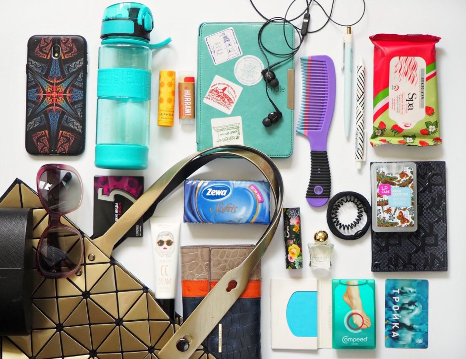 Вещи в рюкзаке у девочки