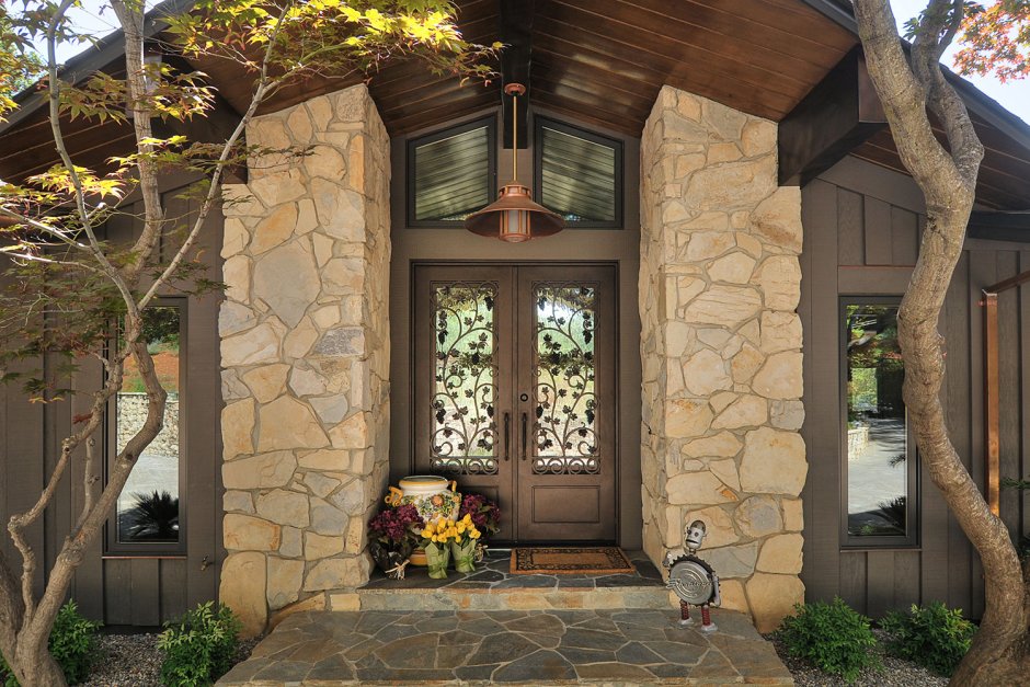 Отделка входа в дом