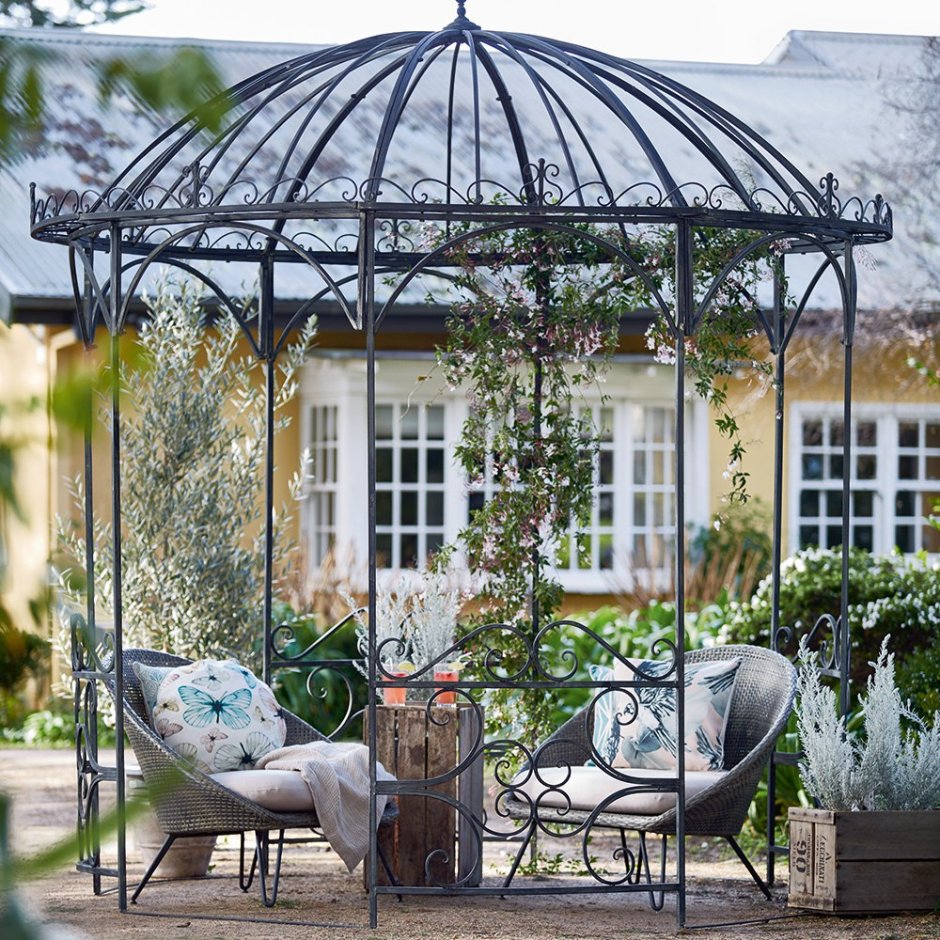 Пергола в саду Прованс