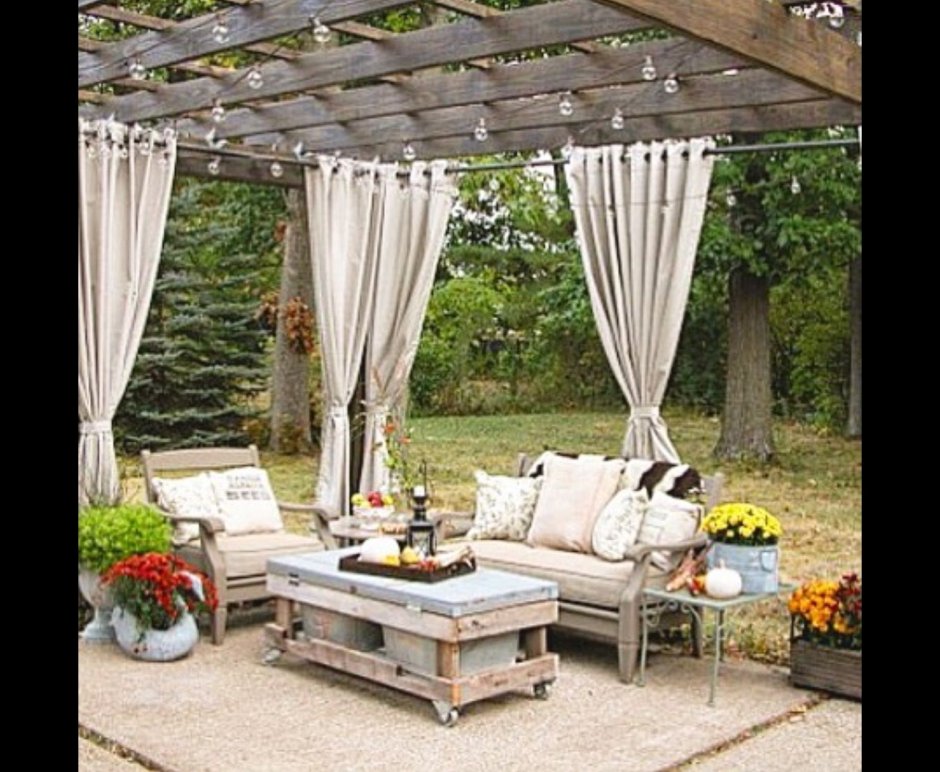 Деревянная белая беседка во дворе со шторами