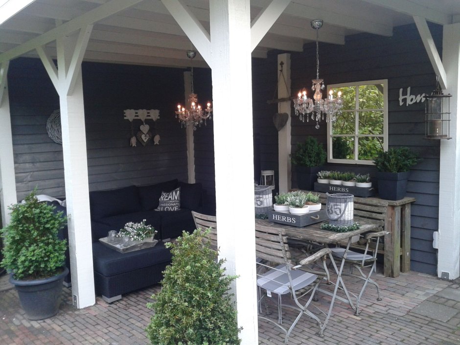 Дачная беседка в сером цвете