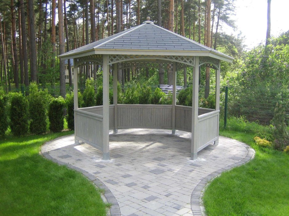 Серая беседка