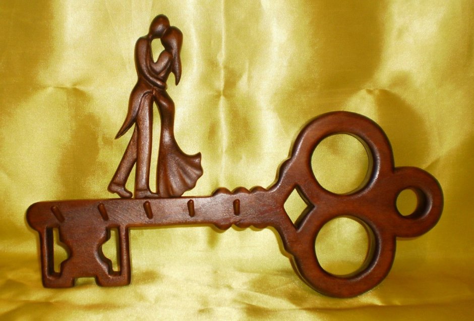 Ключница золотой ключик из дерева