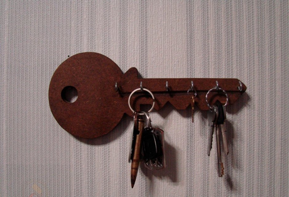 Ключница в виде ключа