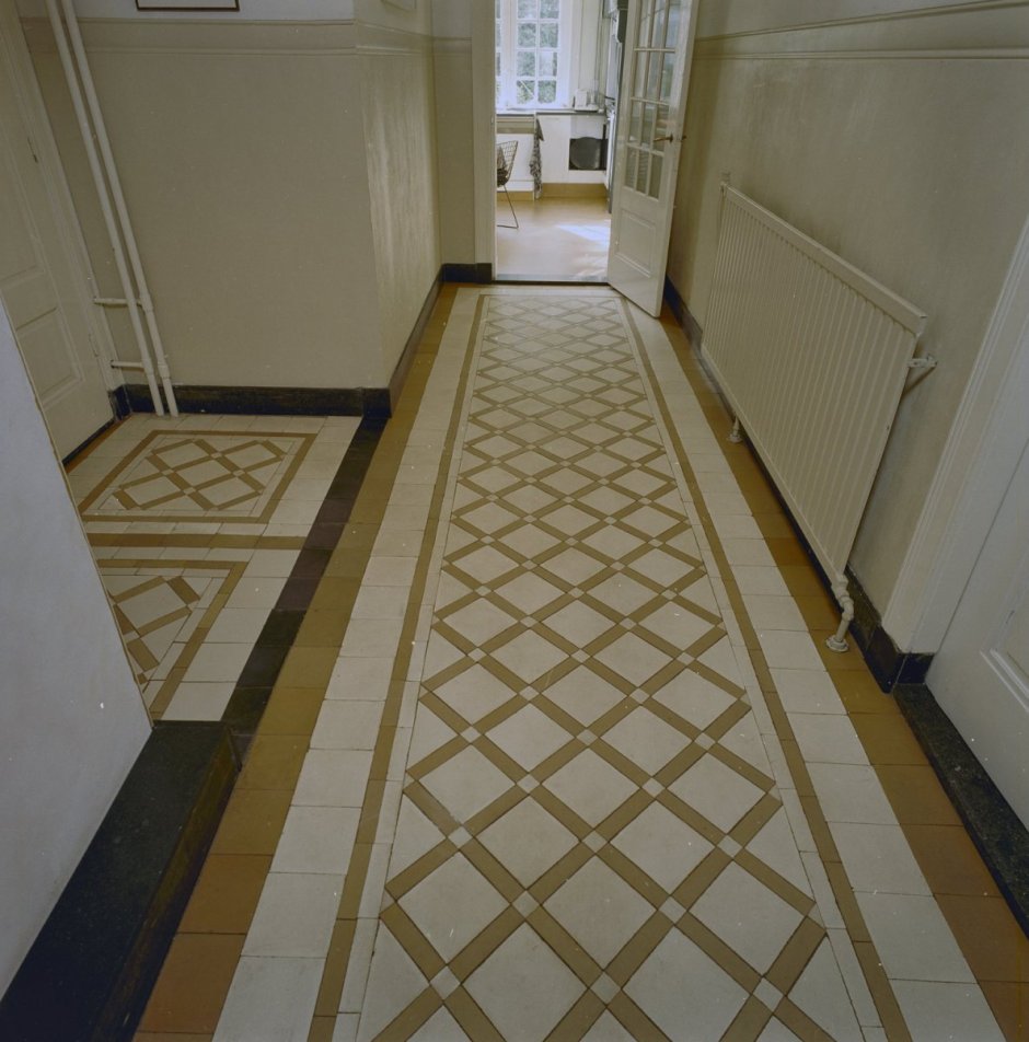Пол из плитки в коридоре