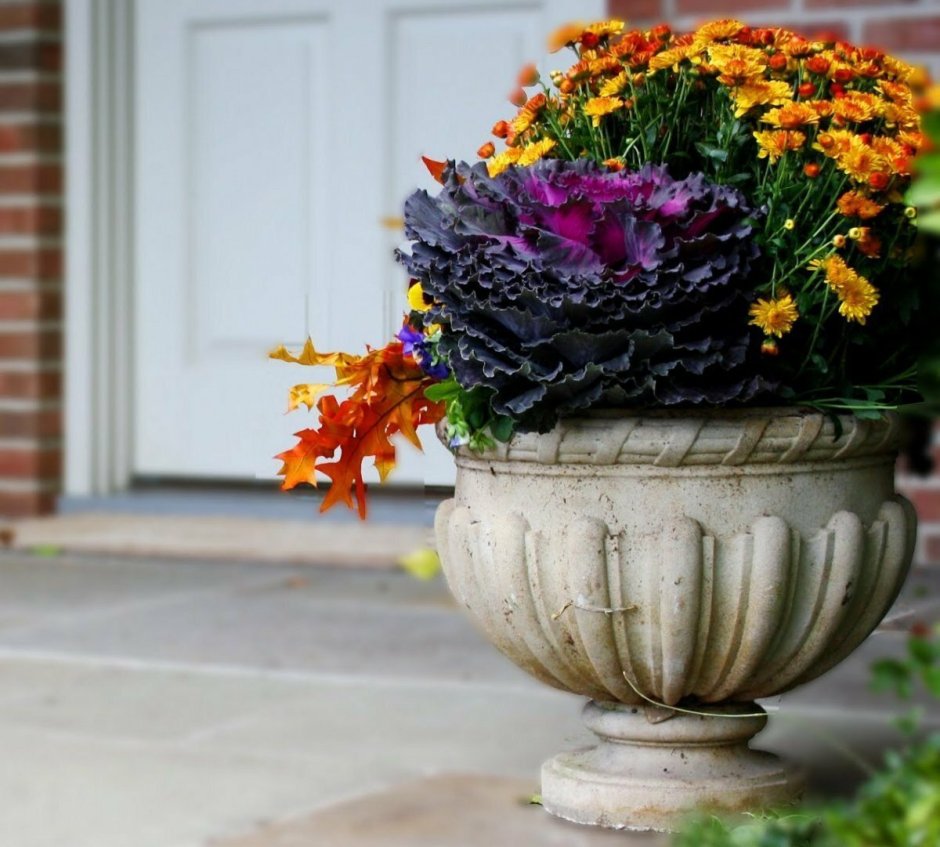 Уличные вазоны с цветами