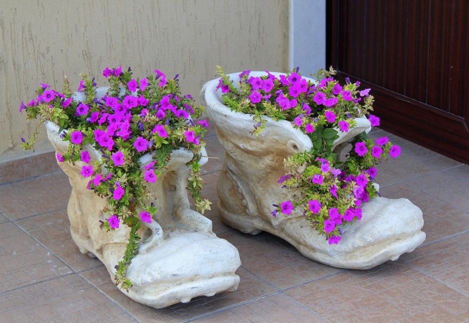 Необычное кашпо для клумбы