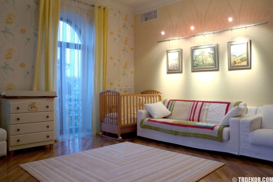 Обставить спальню с диваном и детской кроваткой