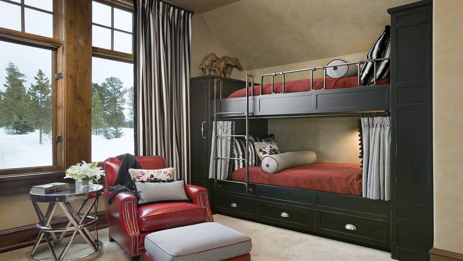 Двухъярусная кровать для взрослых в интерьере