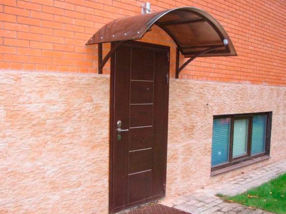 Козырёк над крыльцом