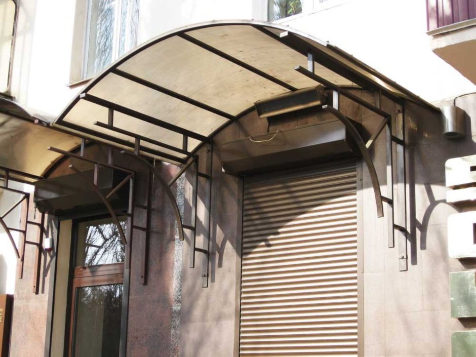 Козырьки над входной дверью в частном доме