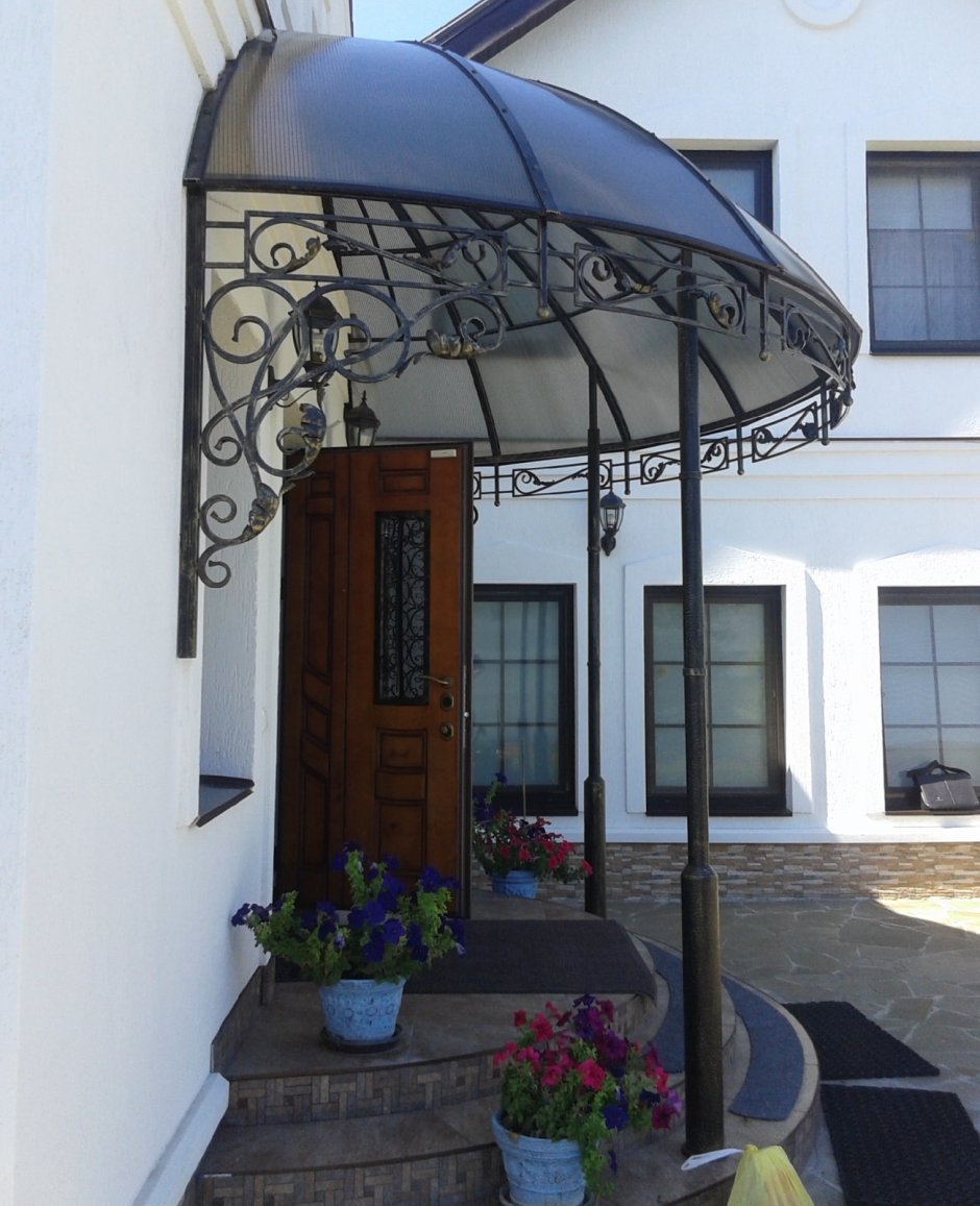 Современный козырек над входной дверью