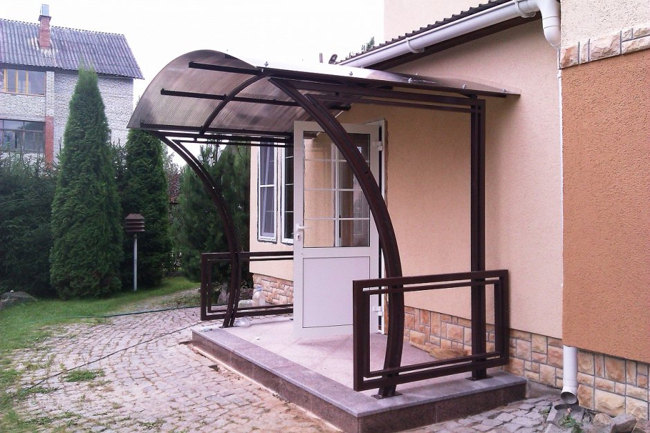 Козырек над входом