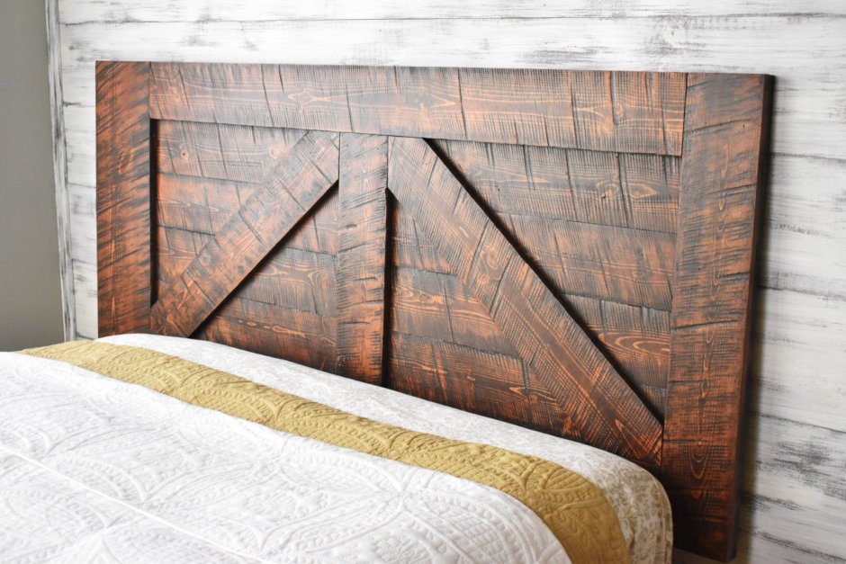 Деревянные панели в изголовье кровати